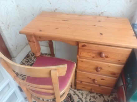 Photo of free Des / Table with Chair (TW7 4) #1