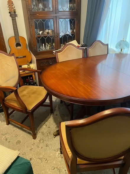 Photo of free Dining table and 6 chairs (SS4 Rochford) #2