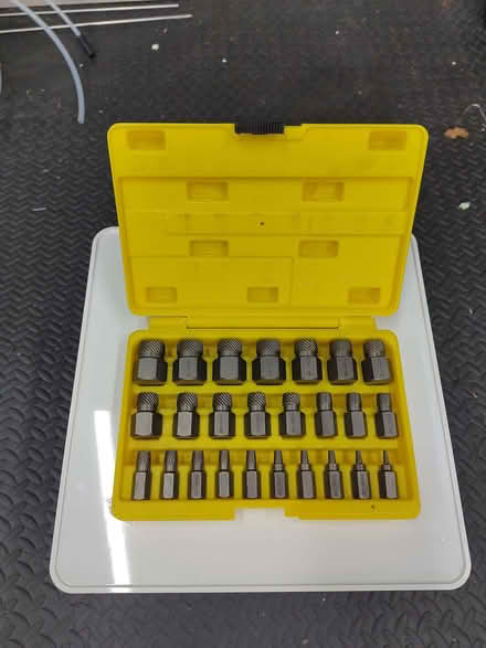 Photo of free Screw Extractor Bit Set in Plastic Case (Great Billing NN3) #1