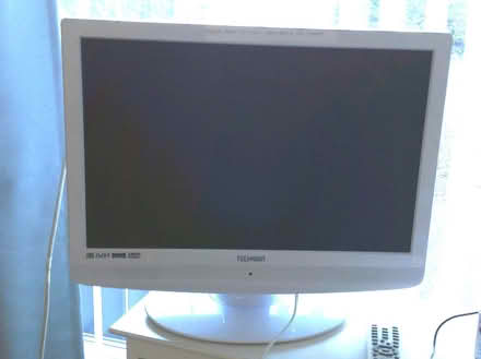 Photo of free TV set - white TECHNIKA - Freeview -20 inch (Hoohill FY3) #1