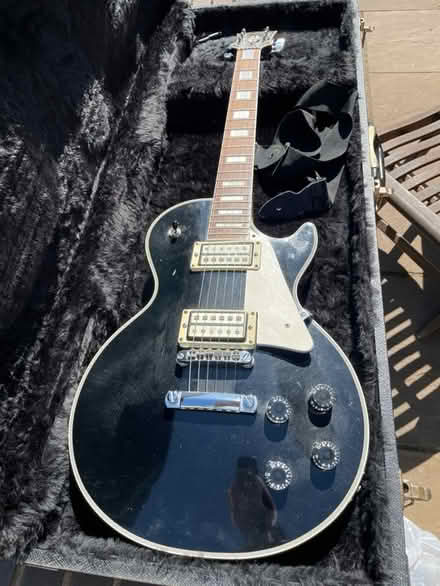 Photo of free Electric Guitar (Lyndon Green B26) #4