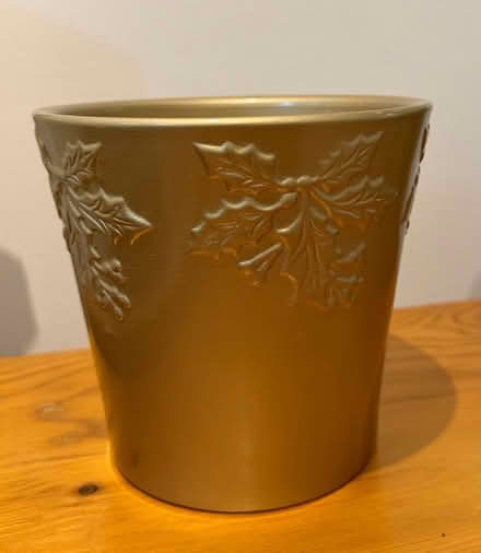 Photo of free 3 gold indoor plant pots (Amersham HP6) #2