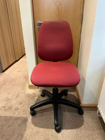 Photo of free Red offices chair (Crowthorne) #1