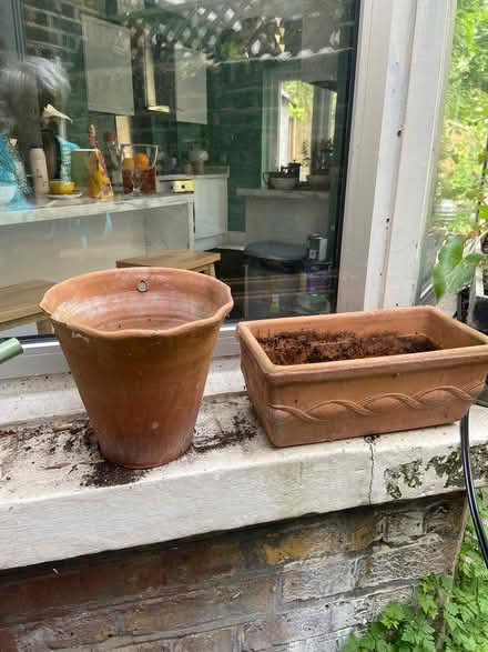 Photo of free Terracotta pot for garden walls (SE153BS) #2