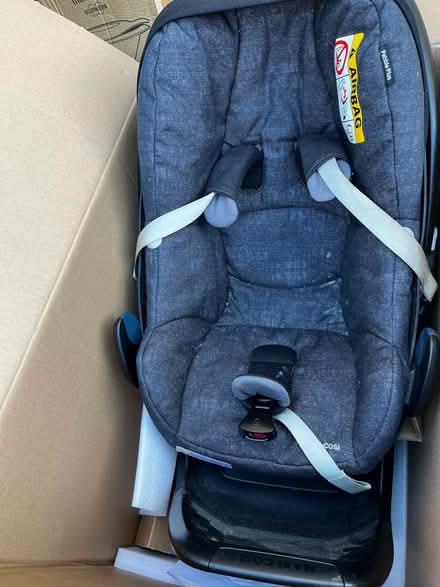 Photo of free Maxi cosi pebble car seat and isofix base (Long Hanborough OX29) #1