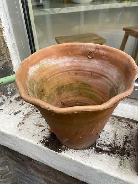 Photo of free Terracotta pot for garden walls (SE153BS) #1