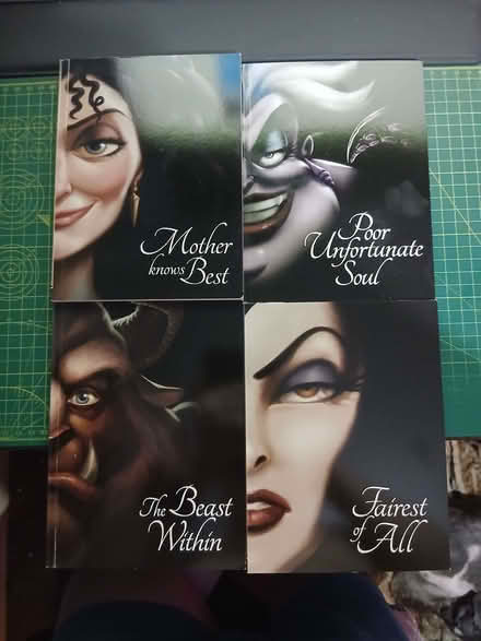 Photo of free Disney's VILLAIN TALES (4 book set) (Sinfin DE23) #1