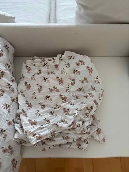 Photo of free Urban outfitters king size floral duvet cover and 2 pillow (Barnsbury N1) #2