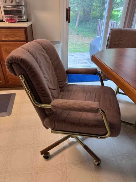 Photo of free Kitchen / Dining Table + 4 Chairs (Kingstowne / Springfield Mall) #3