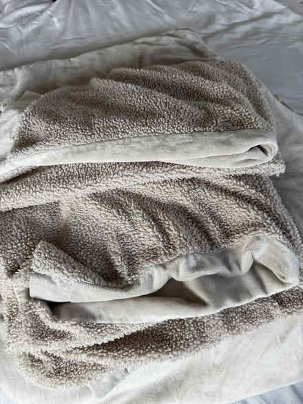 Photo of free Super king duvet cover & 2 x pillow cases (Lindfield RH16) #1