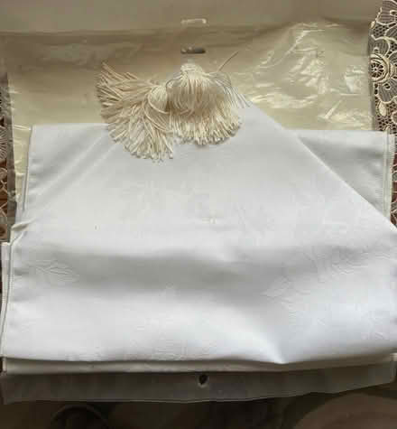 Photo of free White table runner (Springfield MK6) #1
