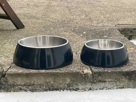 Photo of free L’arte and medium dog bowl (SE20) #1