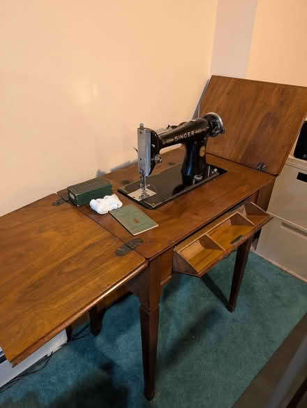 Photo of free Vintage 1929 Singer Sewing Machine (New Paltz) #3