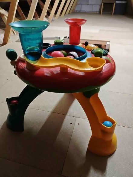 Photo of free toddler play table with balls. (Cottam PR4) #1