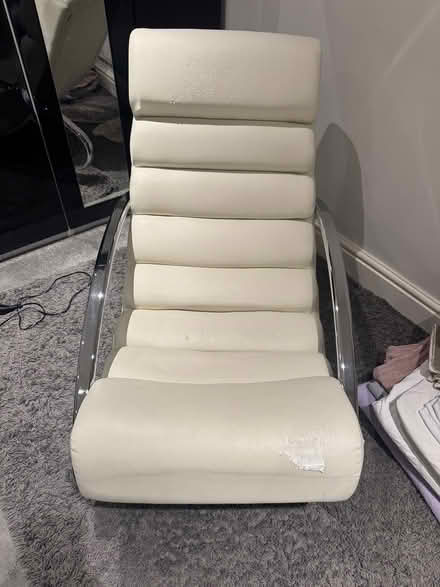 Photo of free White armchair (SE1 2DF) #4