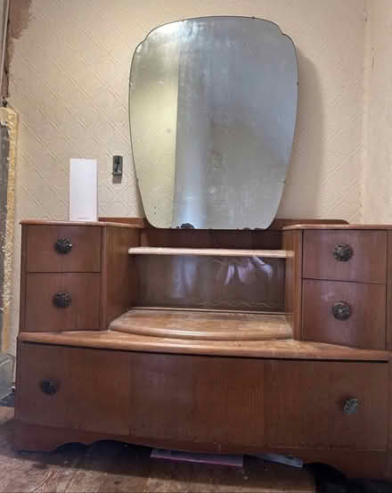 Photo of free Old fashioned dressing table (HR2) #3