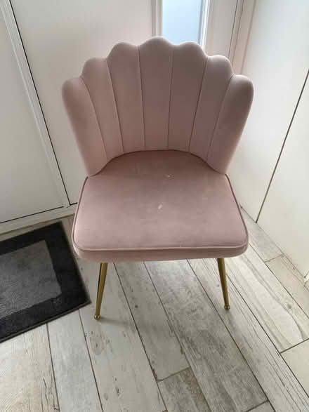 Photo of free Pink chairs for camarim dresser (Ha98sg) #2