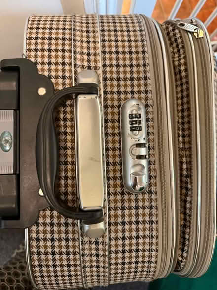 Photo of free Medium luggage (E1 5pt) #4