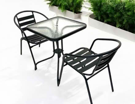 Photo of outdoor chair & table (Feltham Centre, High Street) #1