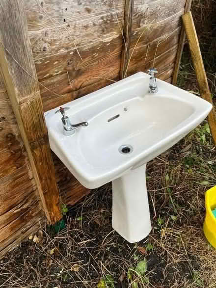 Photo of free Pedestal Handbasin (Presteigne LD8) #2