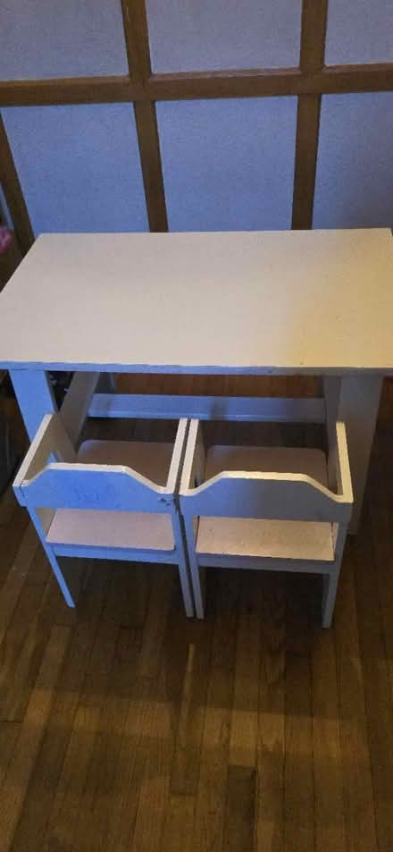 Photo of free Kids table and 2 chairs (Hook roundabout KT9) #1