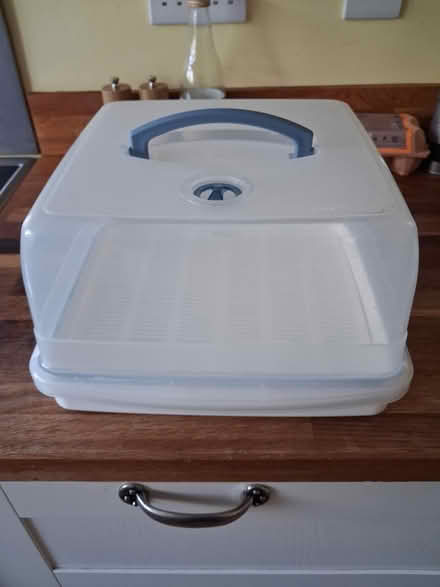 Photo of free Cake cover Lock & Lock (SG8 5NJ, Bassingbourn) #1