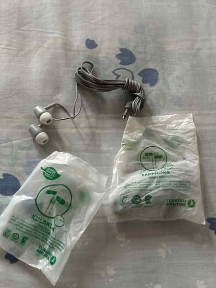 Photo of free Earphones x2 (KT3 new malden) #1