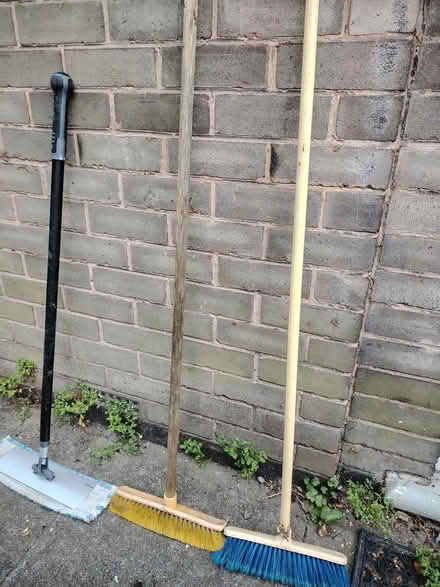 Photo of free brooms & floor wiper / mop (Matlock DE4) #1