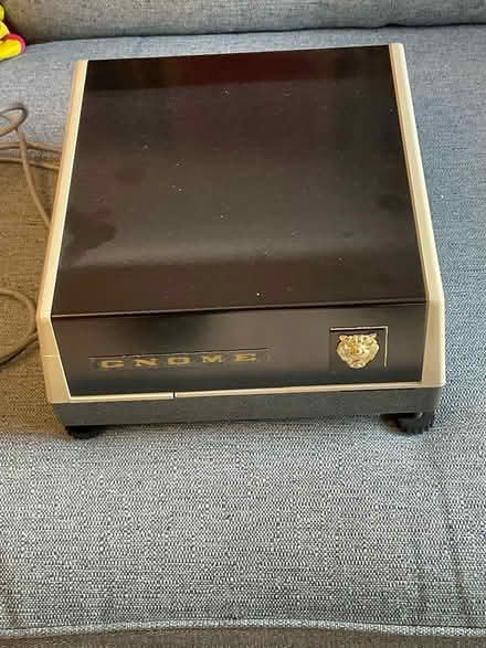 Photo of free slide projector and screen (Stratford-upon-Avon CV37) #1