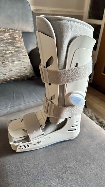 Photo of free Crutches and a walking boot (Tintwistle SK13) #2