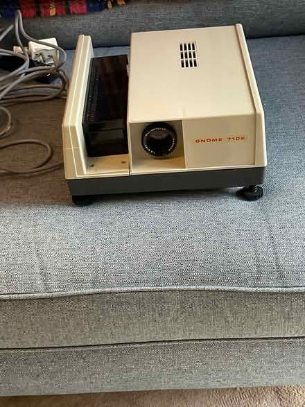 Photo of free slide projector and screen (Stratford-upon-Avon CV37) #3