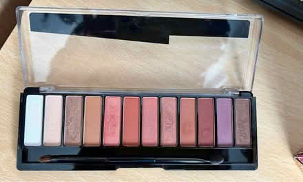 Photo of free Eye shadow palette (L26 Liverpool) #2