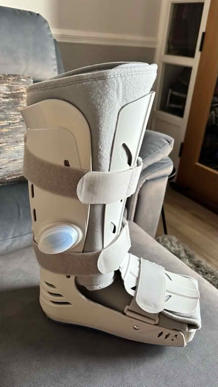 Photo of free Crutches and a walking boot (Tintwistle SK13) #1