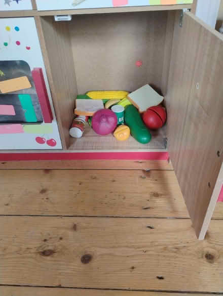 Photo of free Kids play kitchen (Dumbarton road La13bx) #2