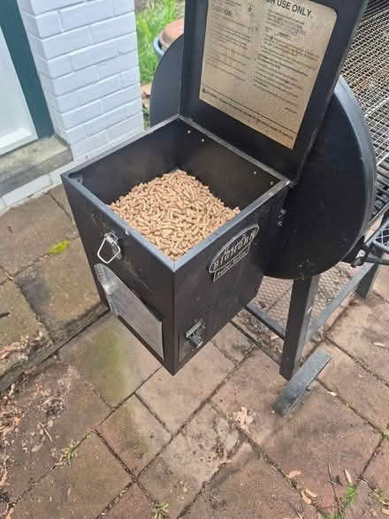 Photo of free Pellet Smoker with an issue (Yonge/Major Mac) #4