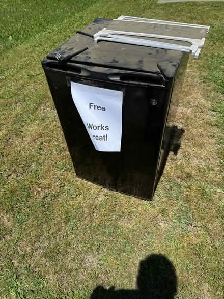 Photo of free Small refrigerator (Armijo) #1