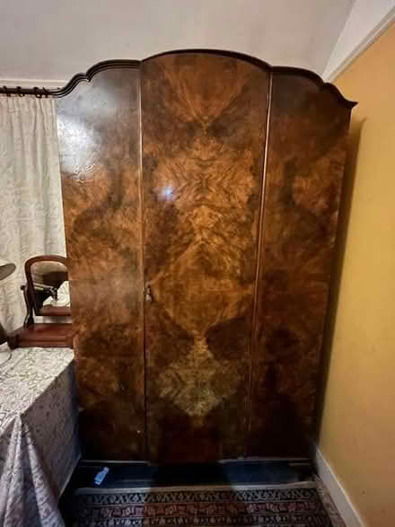 Photo of free wardrobe: walnut veneer. Antique (early 1930s) (Northwood HA6) #1