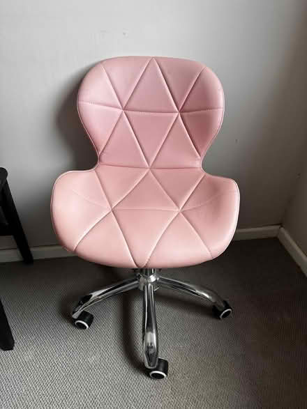Photo of free Cute pink roller office chair (E14 Bow Common nr Poplar) #1