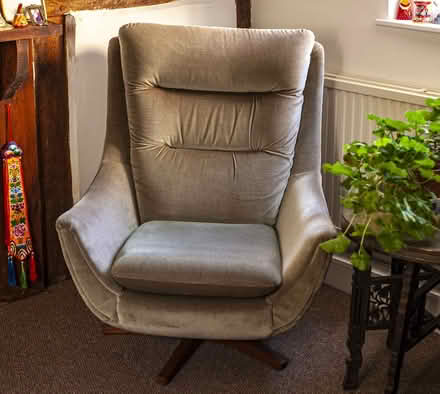 Photo of free A swivel chair, softly upholstered. (Alfrick WR6) #1