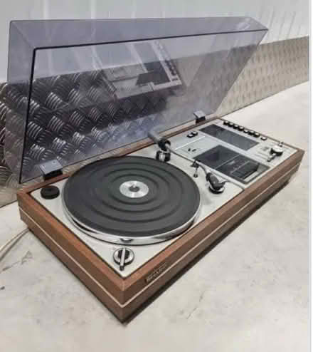 Photo of free Vintage turntable (possibly faulty) (AL2 park street) #1