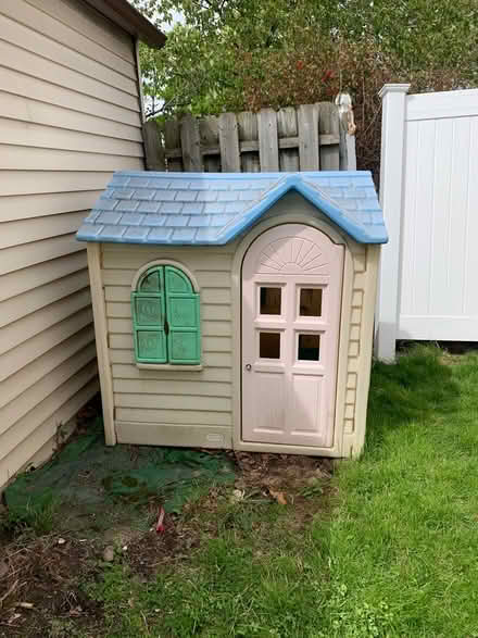 Photo of free Kids playhouse (North Cheektowaga) #1
