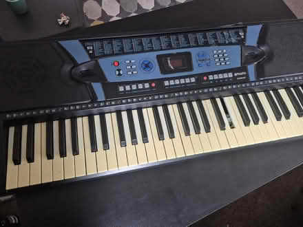 Photo of free Keyboard and stand (Welling DA16) #4