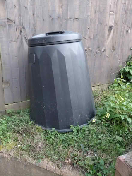 Photo of free Leaf Bin (Knightsfield Welwyn Garden AL8) #1