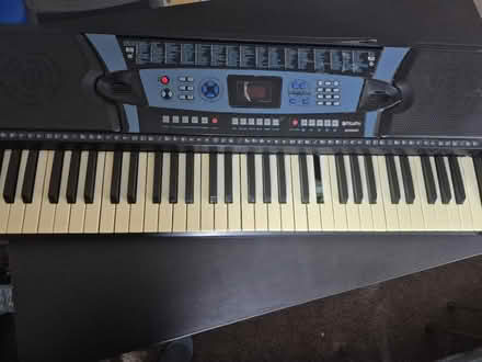Photo of free Keyboard and stand (Welling DA16) #2