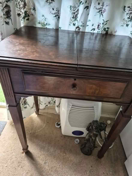 Photo of free Vintage Sewing Machine Table (N17 the roundway) #1