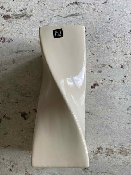 Photo of free Cream ‘Twist’ Vase (Spring Park CR0) #1