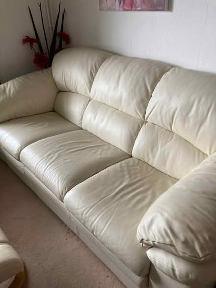 Photo of free Cream Leather Sofa (Adeyfield HP2) #1
