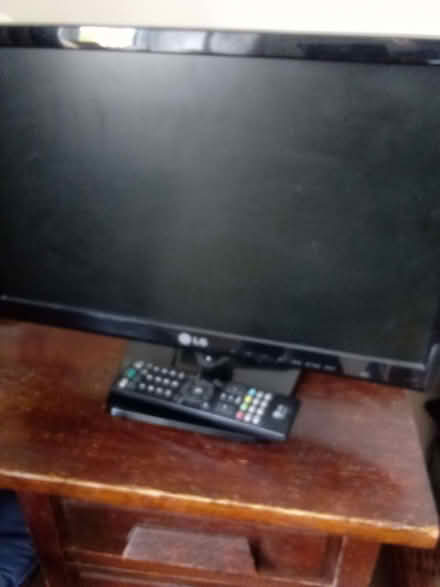 Photo of free LG small television and remote control. (Walstead RH16) #1