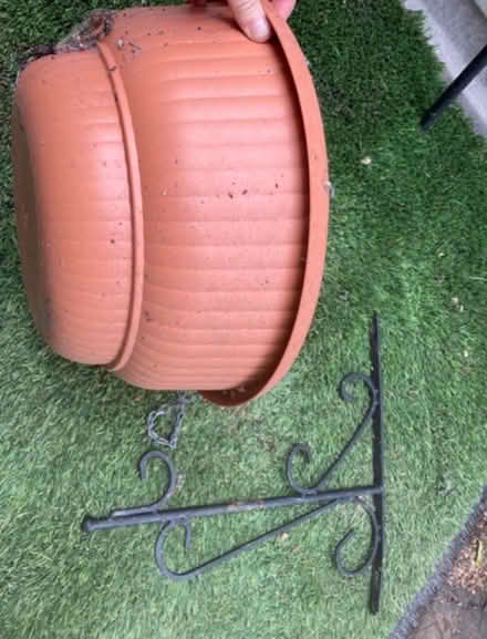 Photo of free Hanging basket + metal wall mount (Wooburn Green, HP10) #3