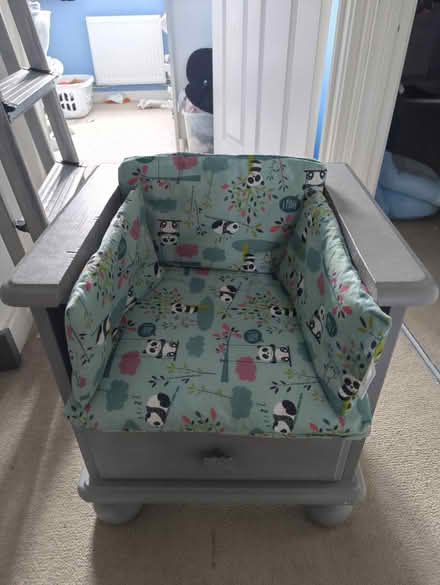 Photo of free Kids reading chair (Pe7) #1